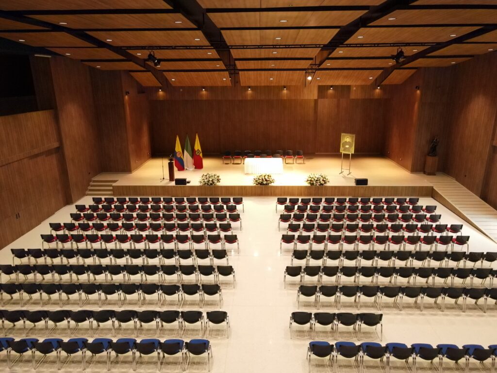 Diseño , fabricación y montaje de escenarios acústicos empresariales , para universidades.