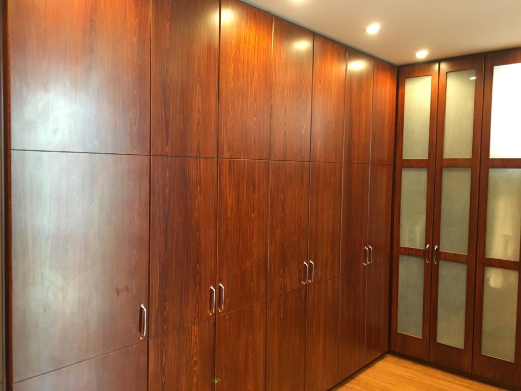 Closets para hogar y oficina en madera