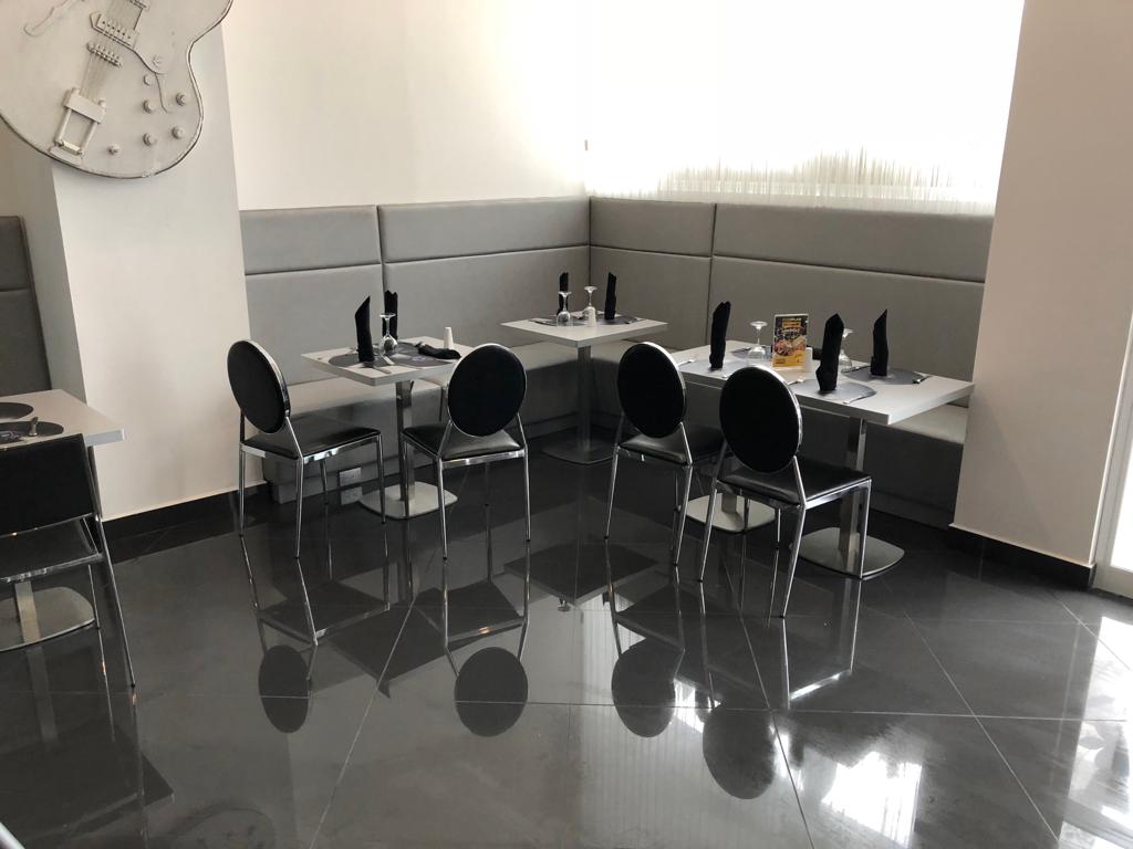 2. Soluciones en mobiliario arquitectónico para auditorios empresariales.