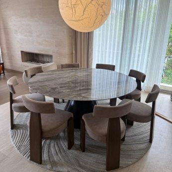 Juego de comedor moderno con mesa redonda de mármol y sillas tapizadas